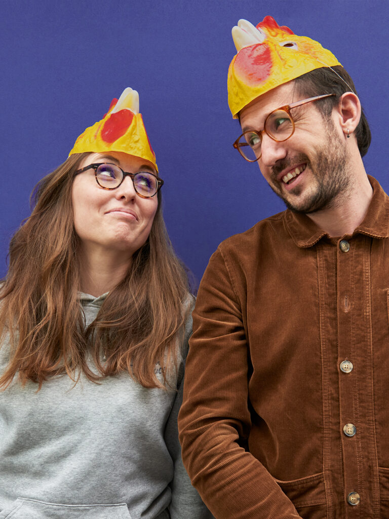 Portrait de membres de l'équipe portant des masques de poulet.