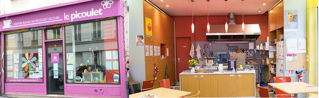 La façade rose et le café à l'intérieur du centre. Le café est peint en rouge avec des objets en bois.