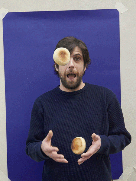 Flavien, un employé du resto jongle avec des beignets.