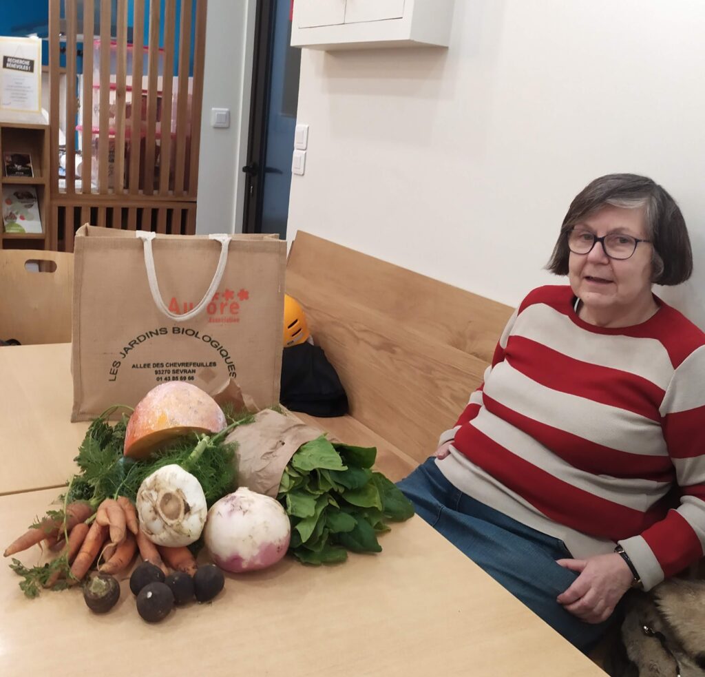 Une bénéficiaire et son panier.