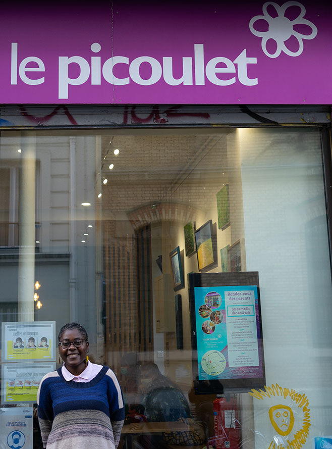 Calixte posant devant la devanture du centre Le Picoulet.